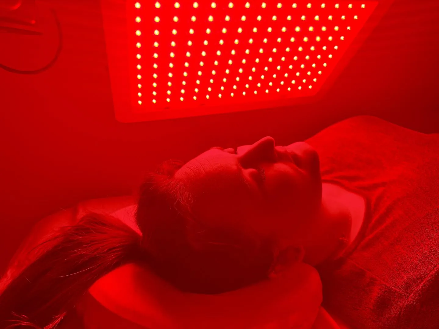 Immersive red light therapy session